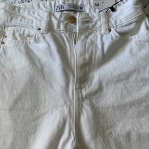 High-waisted jeans with five pockets and straight legs. Washed effect.